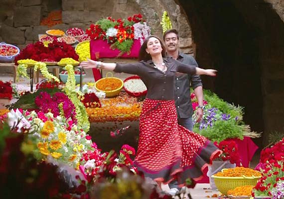 Ajay Devgn and Kareena Kapoor in song "Kuch to hua hai" from Singham Returns