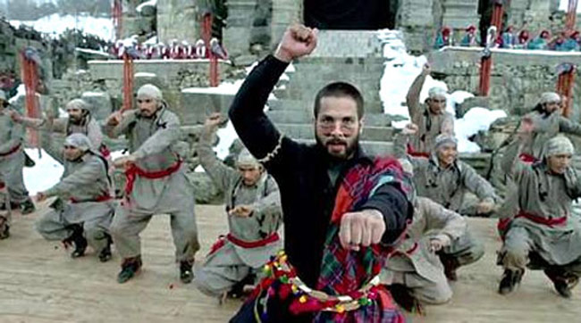 Bismil Video Song | Shahid in a unique avatar for song Bismil from Haider