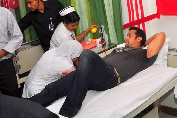 Salman Khan donating blood