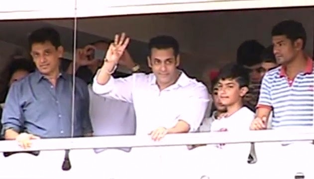 Salman Khan celebrates Eid with family and fans