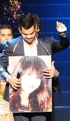 Virat showing Anushka Pic in an event