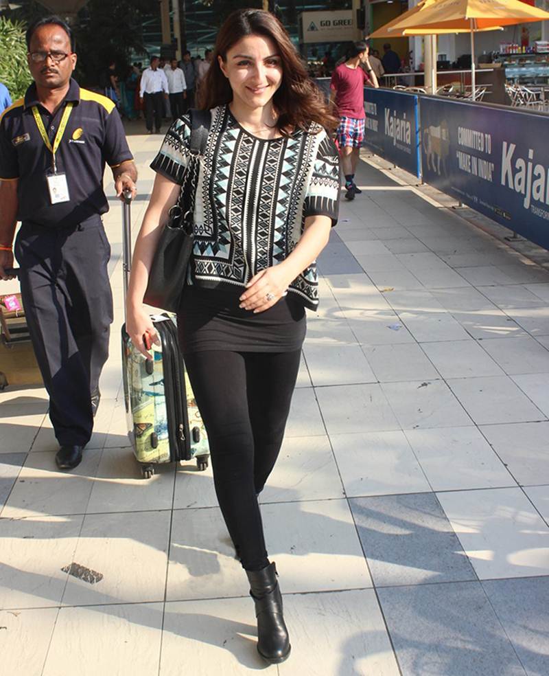 Airport Spotting | Get that Chic Look like our favourite Celebs for your next Journey- Soha 1