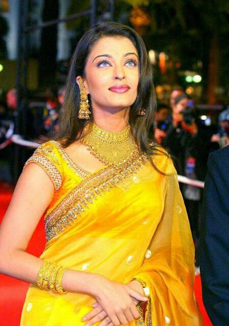 Aishwarya Rai Bachchan and Sonam Kapoor's various looks at Cannes over the years- Aish 2002