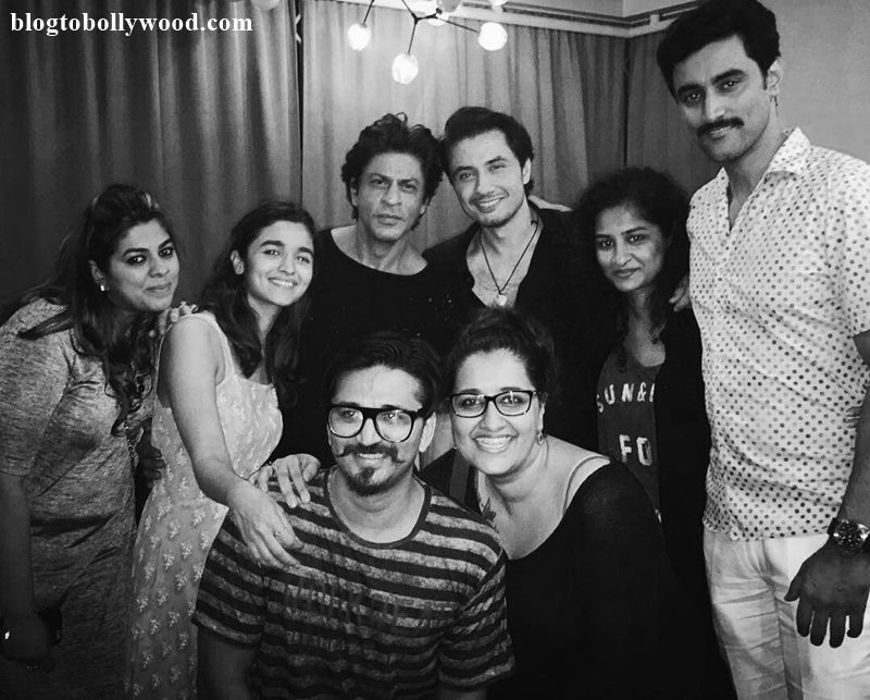Shah Rukh Khan just shared a picture with the whole team of Dear Zindagi and its lovely!