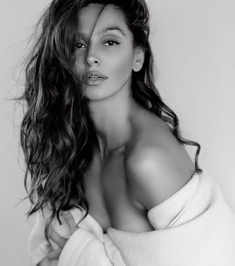 10 Hot Pictures of Shibani Dandekar that are too hot to handle!- Shibani bnw 2