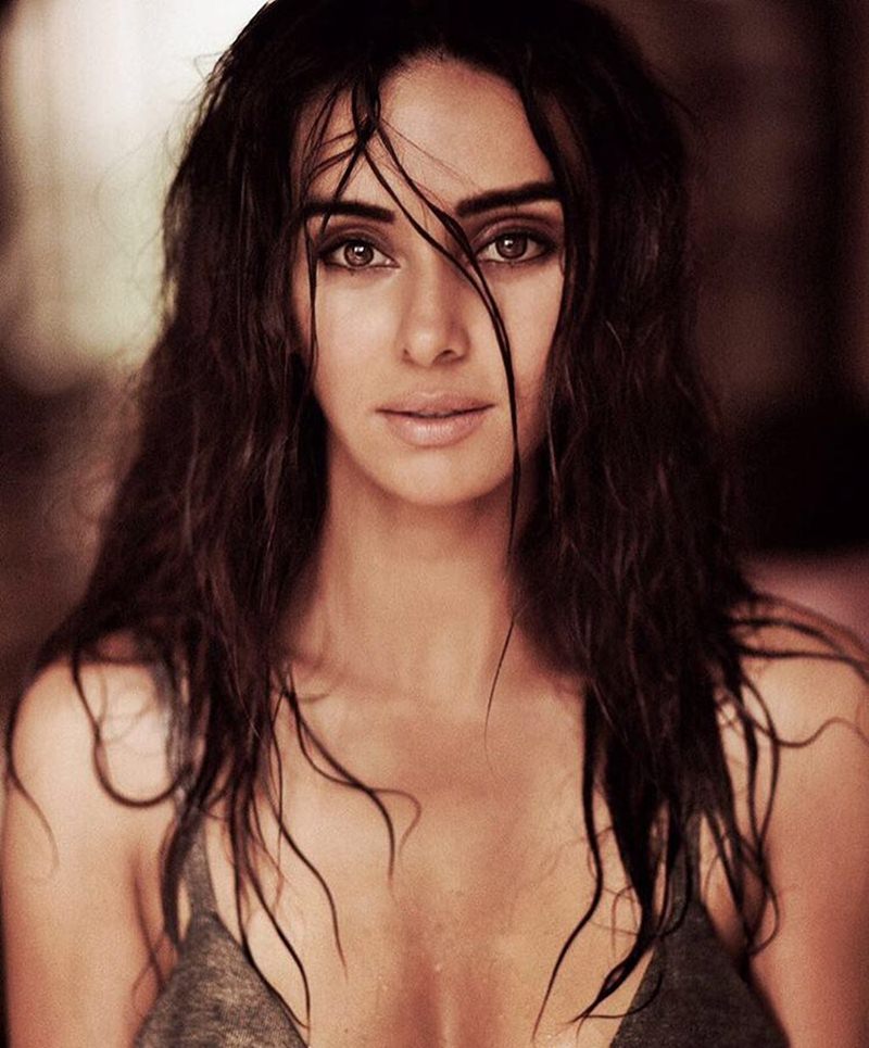 10 Hot Pictures of Shibani Dandekar that are too hot to handle!-Shibani wet