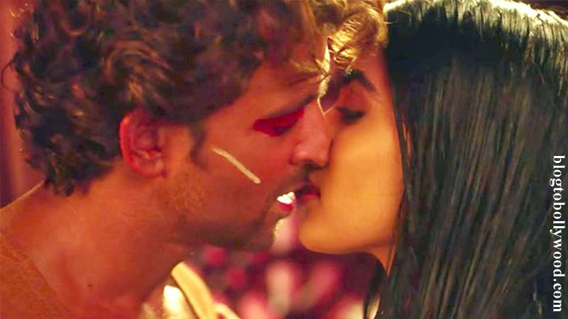 Hrithik and Pooja kissing scene in Mohenjo Daro