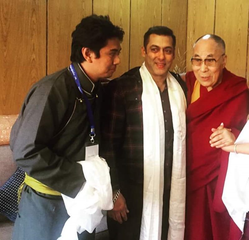 Pictures | Salman Khan wraps up Tubelight Ladakh schedule, celebrates with team- Salman with Dalai Lama 2