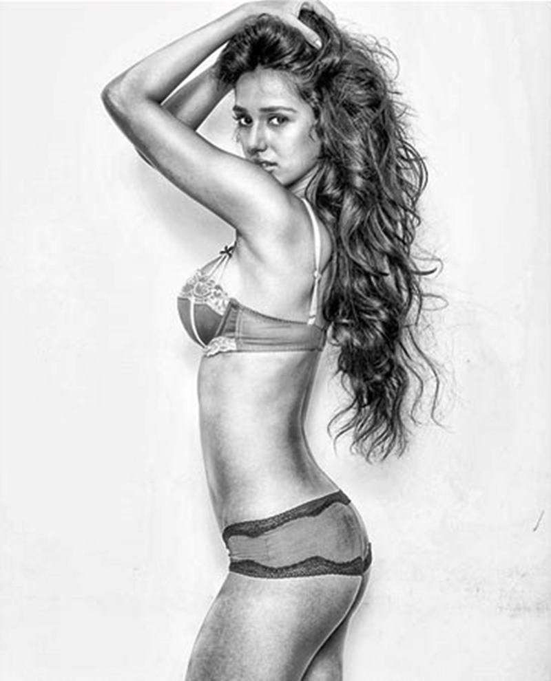 Top 10 Bikini Babes Of Bollywood- Disha