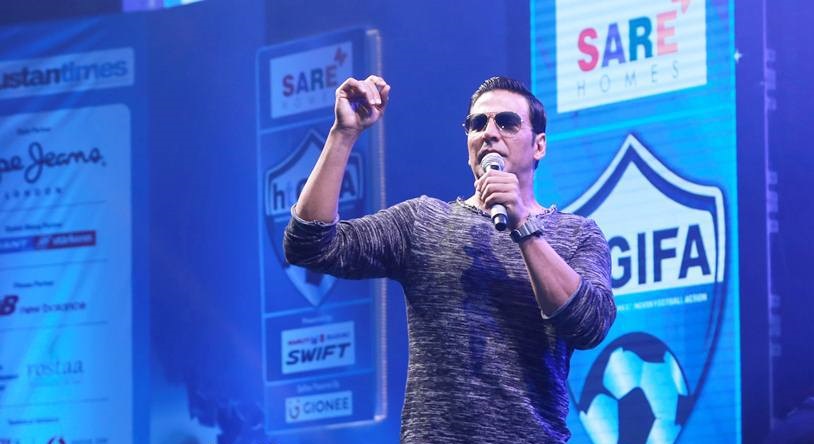 Akshay interacts with his fan at the event