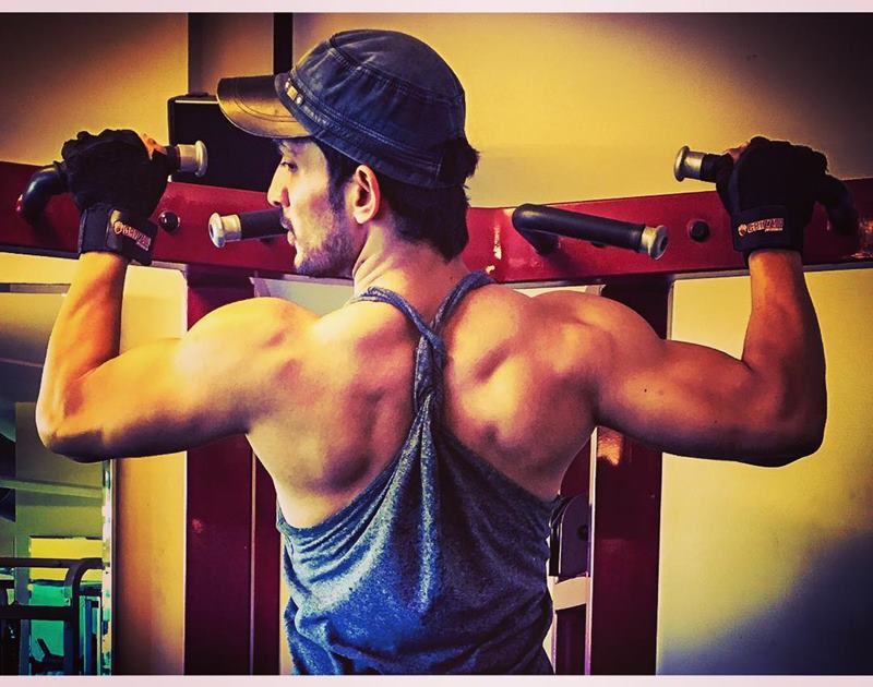 15 Hot Pics of Arjun Bijlani, one of the sexiest men of Indian Television- Arjun Back