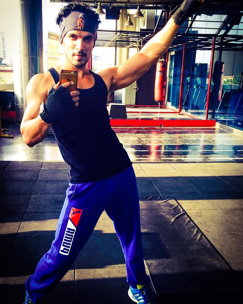 15 Hot Pics of Arjun Bijlani, one of the sexiest men of Indian Television- Arjun Gym 4