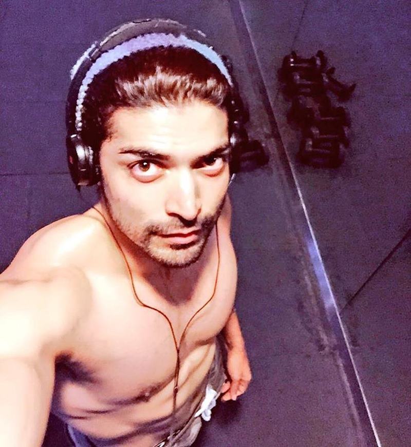 15 Hot Pics of Gurmeet Choudhary that are enough to set fire on your screens- Gurmeet Selfie 1
