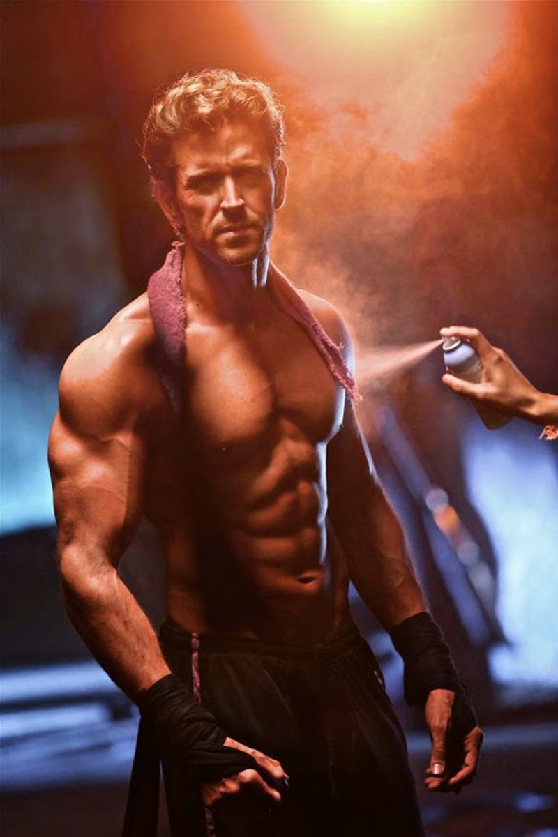 10 Hot Pics of Hrithik Roshan that will get the temperature soaring instantaneously!- Hrithik Getting ready