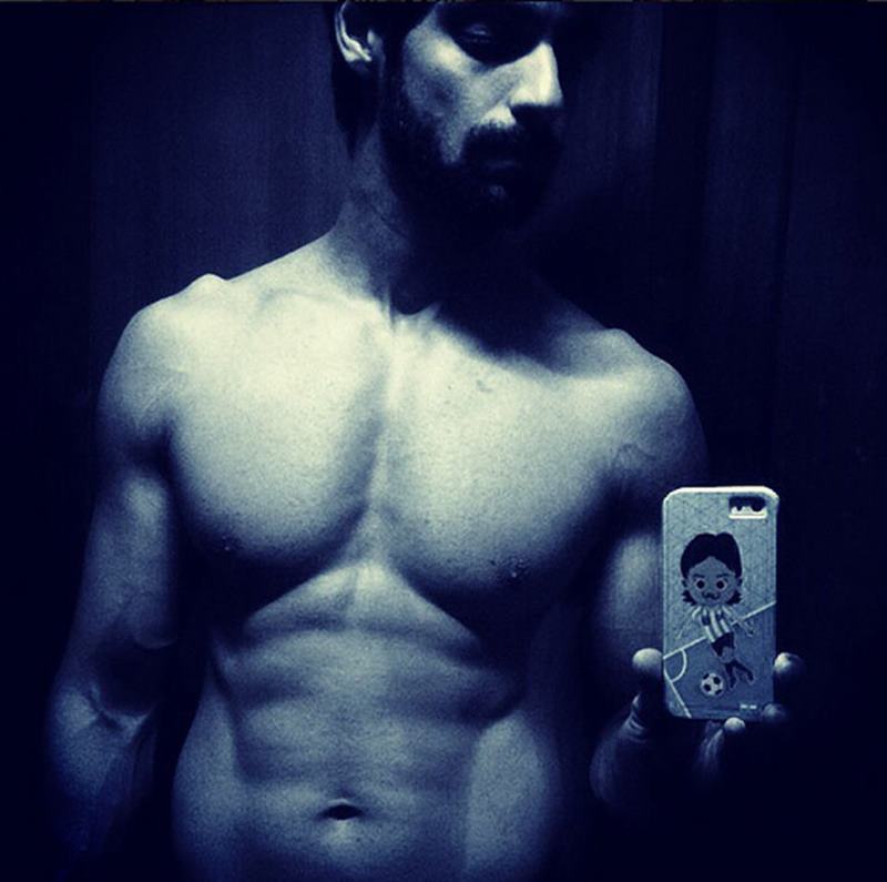 15 Hot Pics of Karan Wahi which prove that the 'Remix' boy is all grown up now- Karan abs 5