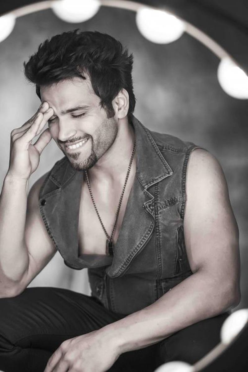 10 Eye-pleasing Pictures of Rithvik Dhanjani, the big star of Small Screen-Rithvik Smile
