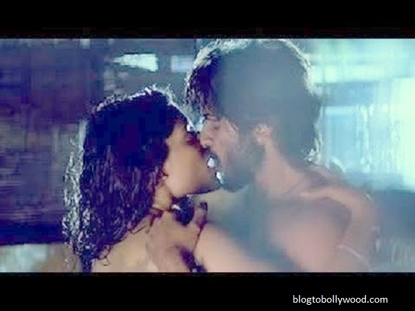 Saiyami Kher and Harshvardhan Kapoor kiss in 'Mirzya'