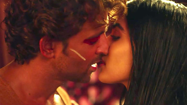 Hottest Bollywood Kisses Of 2016- Hrithik and Pooja in Mohejo Daro