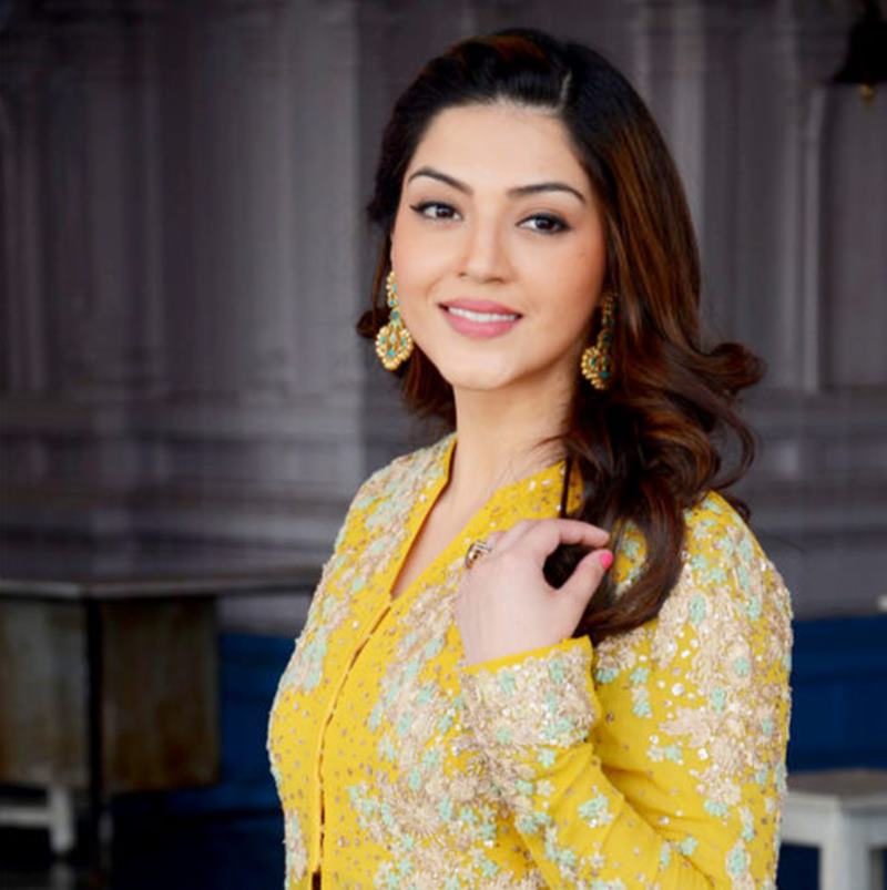 These 10 Pics of Mehreen Pirzada prove that she looks a lot different in real life- Mehreen 4
