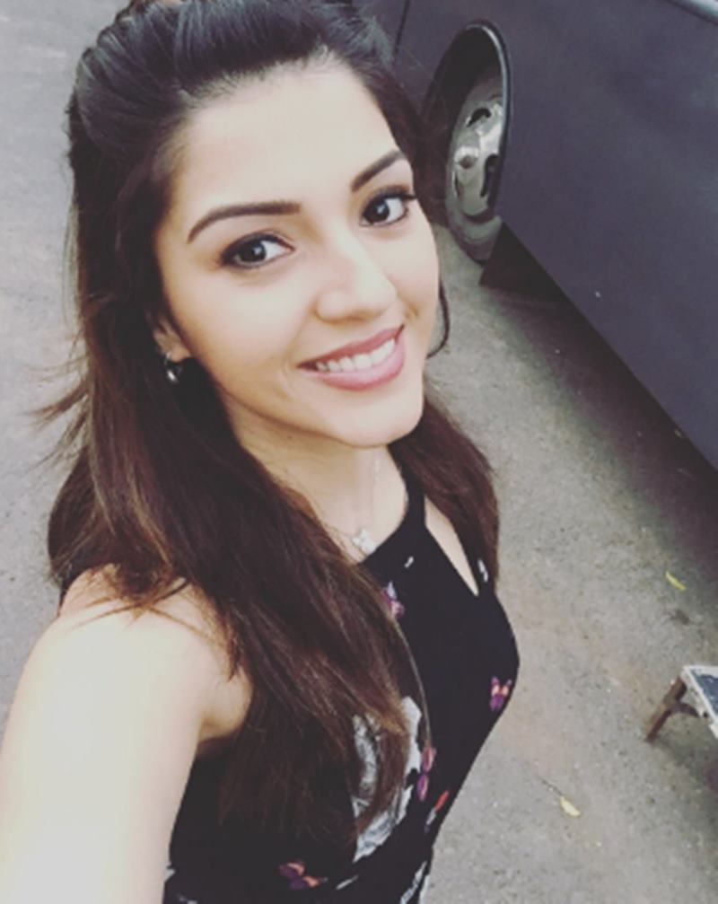 These 10 Pics of Mehreen Pirzada prove that she looks a lot different in real life- Mehreen 9