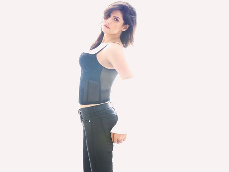 10 Hot Pics of Zareen Khan which prove that curves are super-hot!- Zareen 7