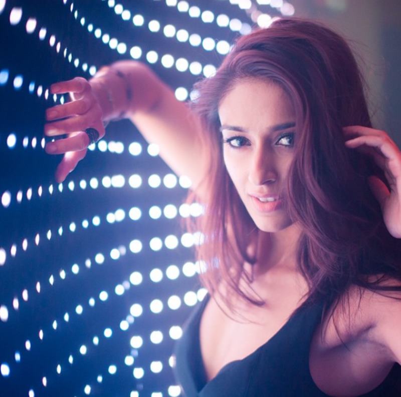 These Hot Pics of Ileana D'Cruz will definitely make your day get hotter!12