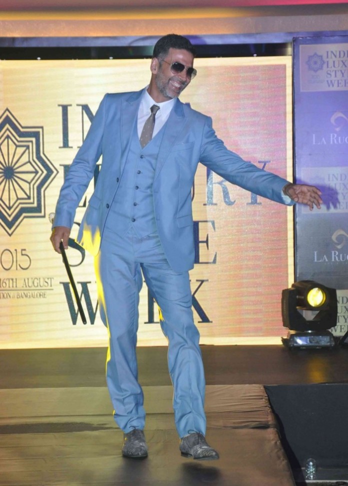 Akshay Kumar’s Classy Ramp Walk at the Indian Luxury Style Week