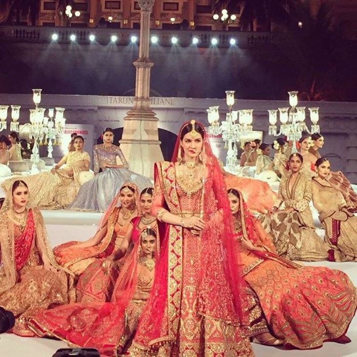 Kriti Sanon's Bridal Avatar for Tarun Tahiliani's show is the most beautiful thing you'll see today- Kriti Sanon